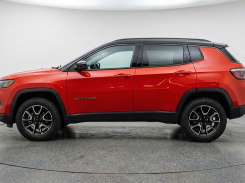 Used 2025 Jeep Compass Trailhawk AWD/4WD image 5