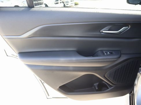 New 2025 Jeep Grand Cherokee L Altitude image 17