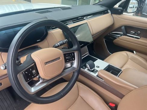 Used 2025 Land Rover Range Rover SE image 9