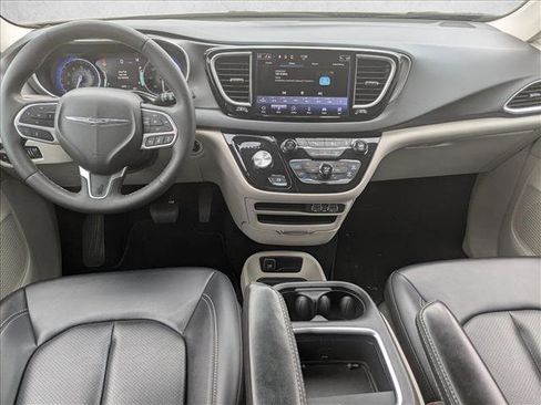 Used 2024 Chrysler Pacifica Touring-L FWD image 17
