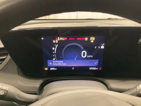 Used 2024 Buick Encore GX Sport Touring image 2