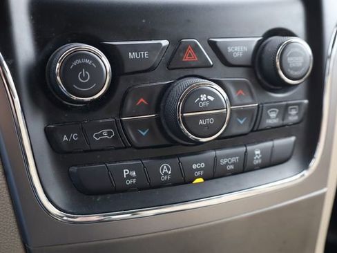 Used 2019 Jeep Grand Cherokee Laredo image 22