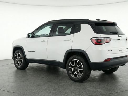 Used 2025 Jeep Compass Trailhawk AWD/4WD image 6