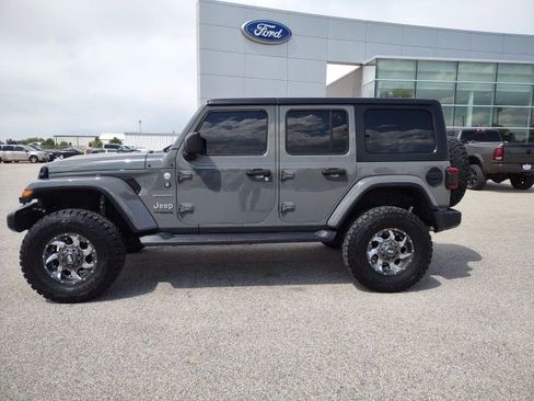 Used 2018 Jeep Wrangler Unlimited Sahara AWD/4WD image 2