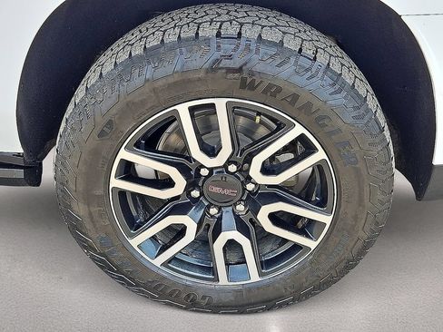 Used 2024 GMC Yukon XL AT4 w/ Technology Package AWD/4WD image 13