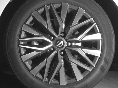 Used 2025 Nissan Altima 2.5 SV FWD image 12