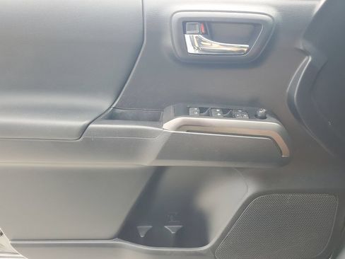 Used 2020 Toyota Tacoma TRD Sport AWD/4WD image 18