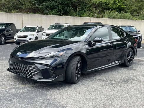 Used 2025 Toyota Camry SE w/ Convenience Package FWD image 8
