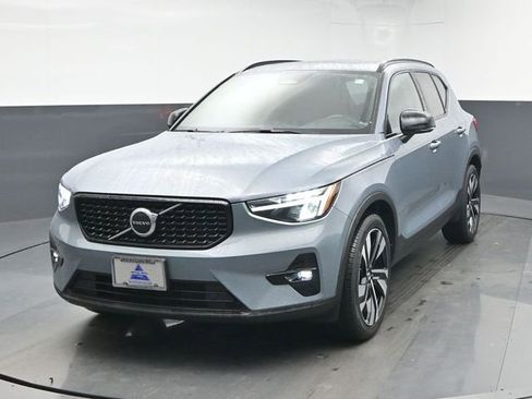 Used 2023 Volvo XC40 B5 Plus w/ Protection Package Premier image 3