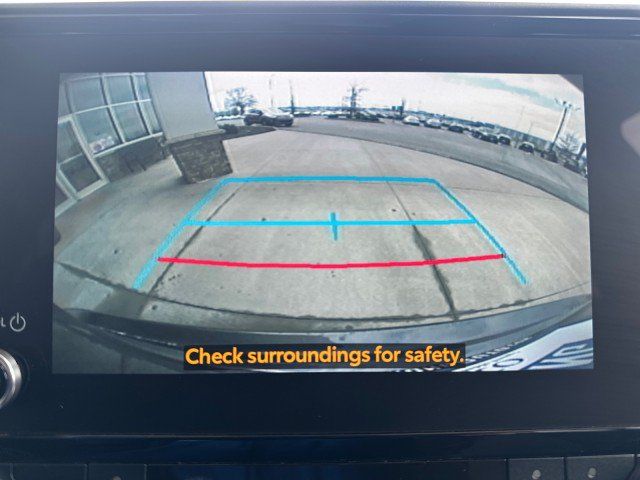Used 2024 Toyota Highlander LE AWD/4WD image 14