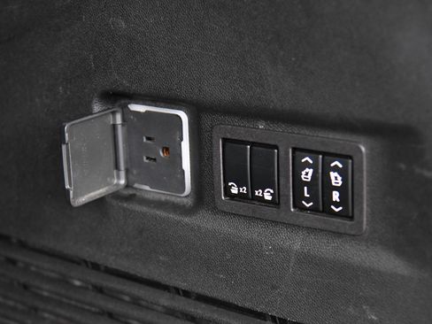 Used 2023 GMC Yukon XL Denali image 50