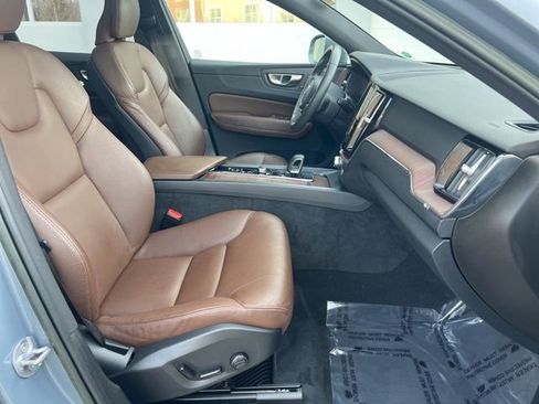 Certified 2023 Volvo XC60 B5 Plus AWD/4WD image 18