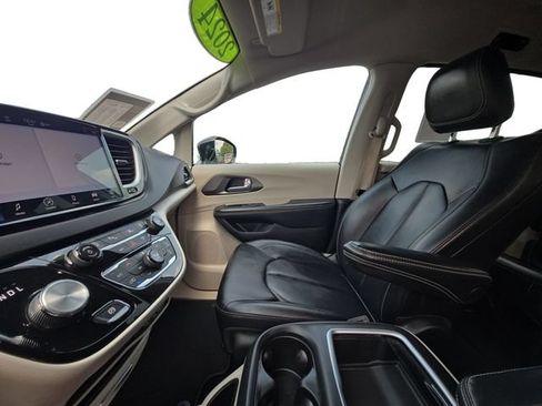 Used 2024 Chrysler Pacifica Touring-L FWD image 8