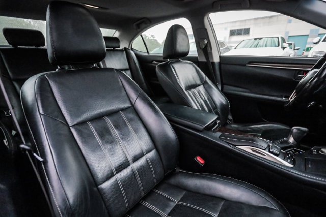 Used 2016 Lexus ES 300h w/ Luxury Package w/Wood Trim FWD image 62