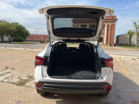 New 2026 Chevrolet Trax LS w/ LS Convenience Package FWD image 9