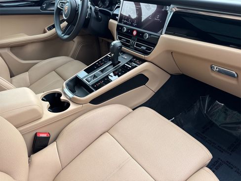 Used 2025 Porsche Macan image 18