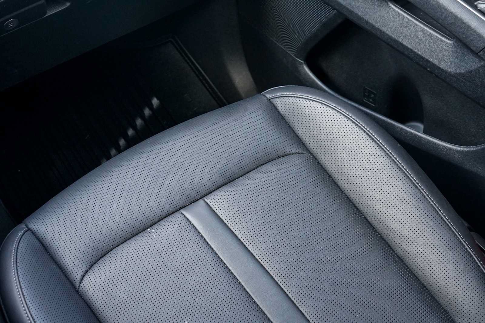 Certified 2025 Kia Sorento S FWD image 25