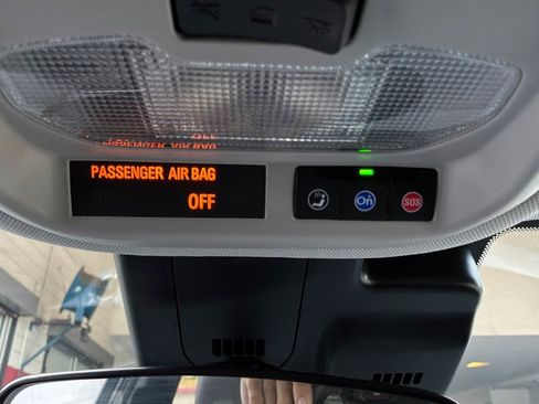 Used 2025 Chevrolet Trax LT w/ LT Convenience Package FWD image 18
