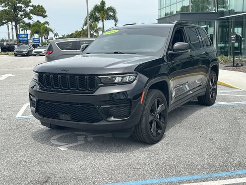 Used 2024 Jeep Grand Cherokee Altitude AWD/4WD image 3