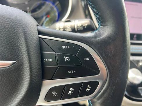 Certified 2021 Chrysler Pacifica Touring-L w/ Uconnect Theater Family Group FWD image 51