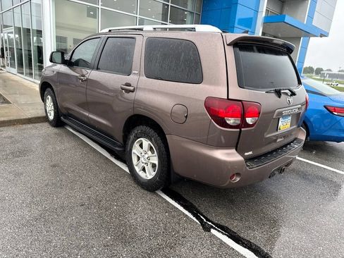 Used 2019 Toyota Sequoia SR5 w/ Carpet Mat Package (TMS) AWD/4WD image 3