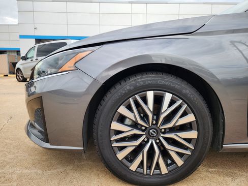 Used 2024 Nissan Altima 2.5 SV image 9