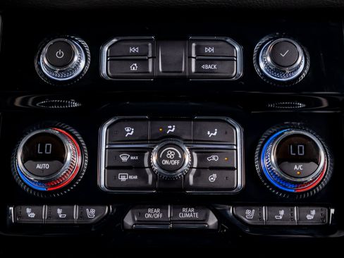Used 2024 GMC Yukon Denali w/ Advanced Technology Package AWD/4WD image 27