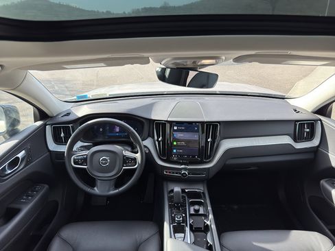Used 2025 Volvo XC60 B5 Plus image 9