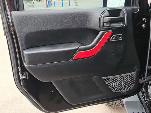 Used 2018 Jeep Wrangler Unlimited Sahara image 17