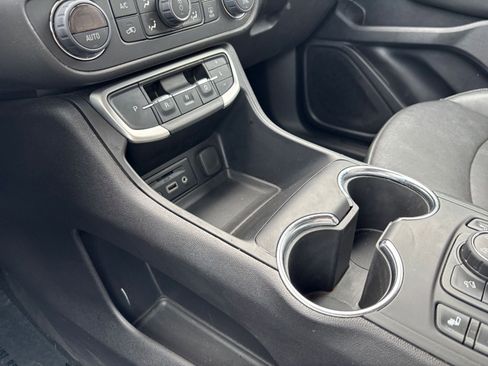 Used 2024 GMC Terrain SLT image 43