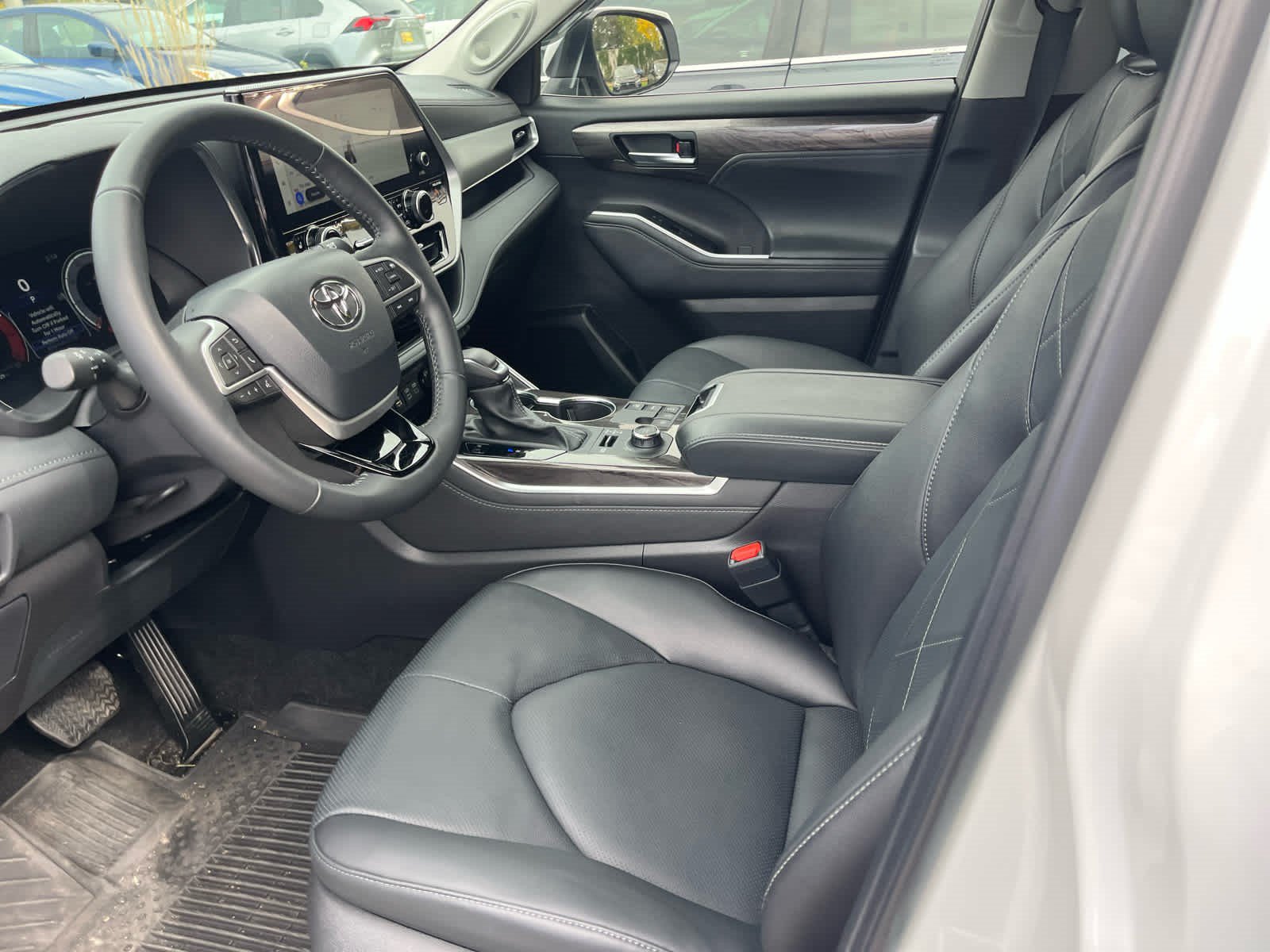 Used 2025 Toyota Highlander Platinum AWD/4WD image 10