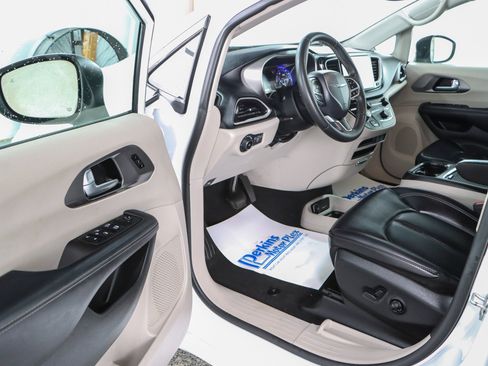 Used 2023 Chrysler Pacifica Touring-L FWD image 3