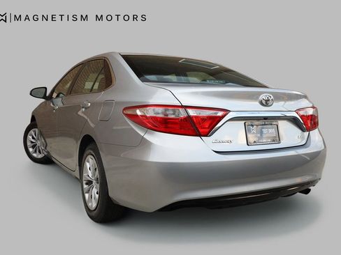 Used 2017 Toyota Camry LE image 5