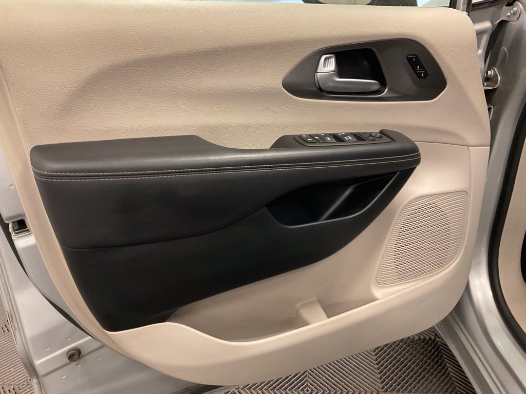 Used 2024 Chrysler Pacifica Touring-L FWD image 14