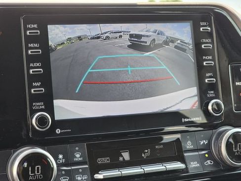 Used 2022 Toyota Highlander L FWD image 11