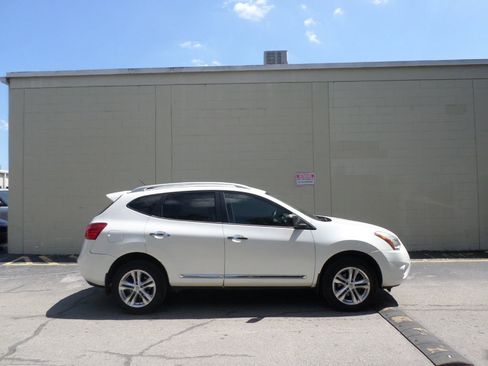 Used 2015 Nissan Rogue S w/ Convenience Package FWD image 2