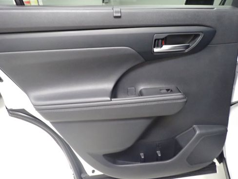 Used 2020 Toyota Highlander XLE image 10