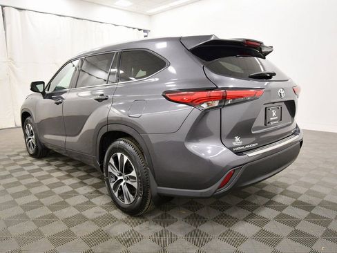 Used 2022 Toyota Highlander XLE image 5