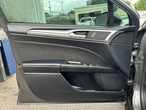 Used 2019 Ford Fusion SE FWD image 6