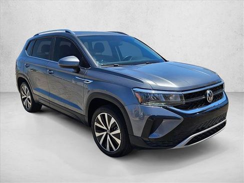 Certified 2022 Volkswagen Taos SE FWD image 3