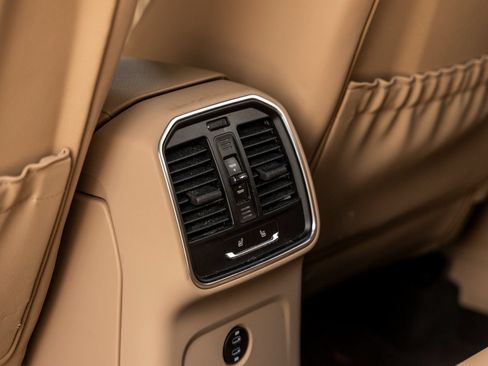 Certified 2024 Porsche Macan AWD/4WD image 37