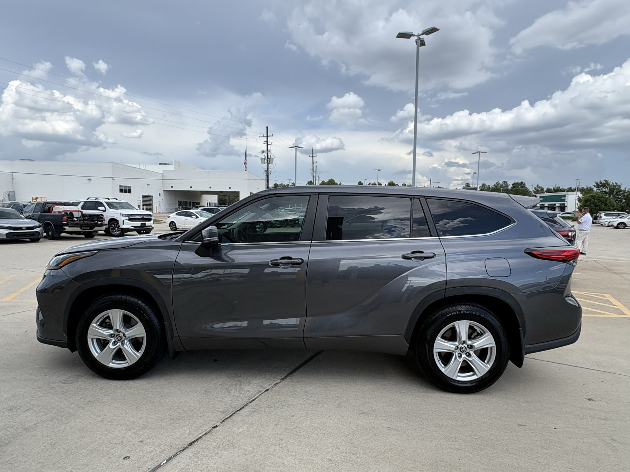 Used 2023 Toyota Highlander LE AWD/4WD image 5