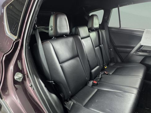 Used 2018 Toyota RAV4 SE image 18