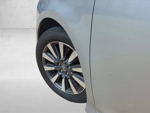 Used 2018 Toyota Sienna Limited FWD image 7