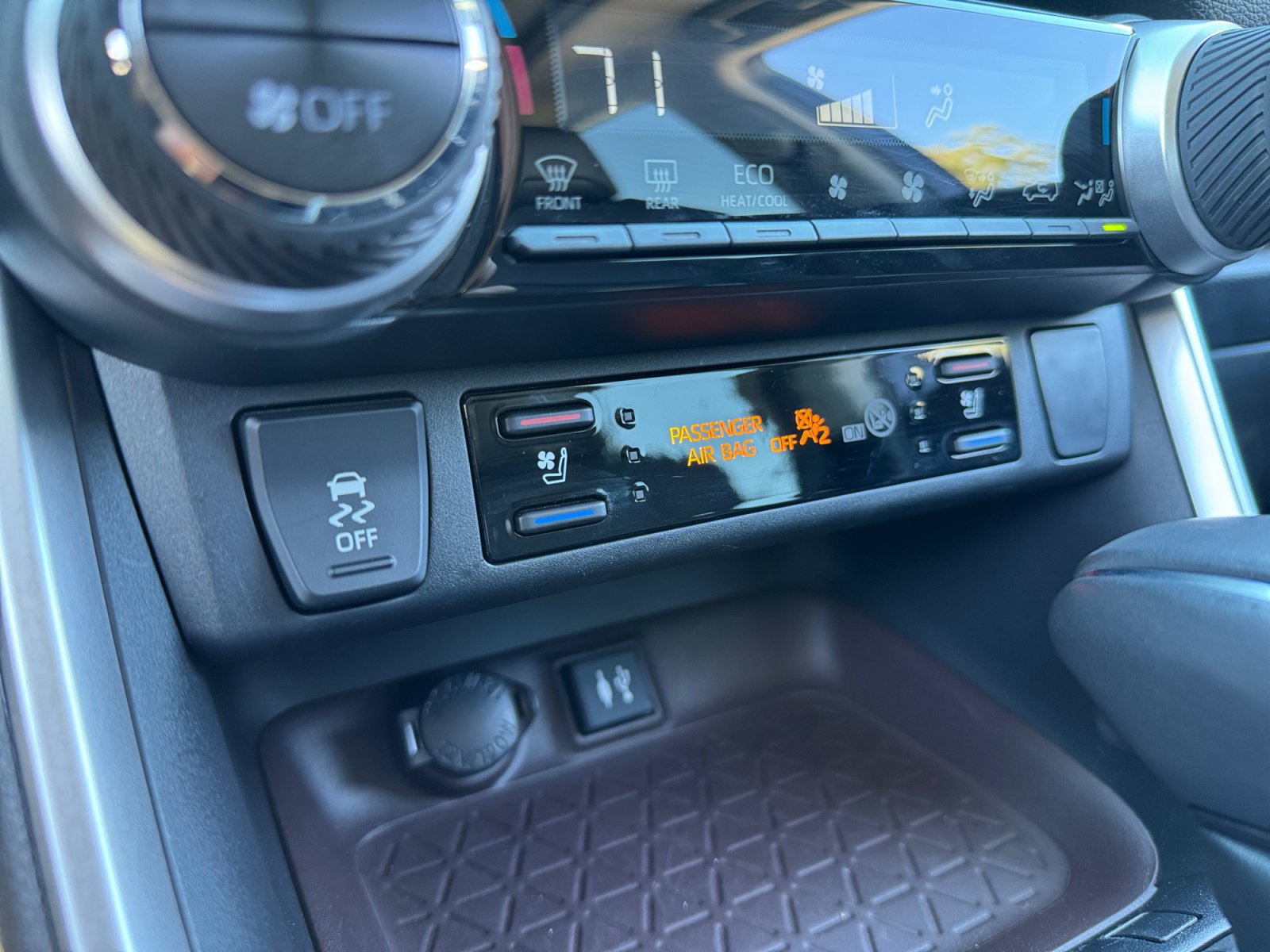 Used 2019 Toyota RAV4 Limited AWD/4WD image 5