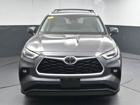 Used 2021 Toyota Highlander XLE image 2