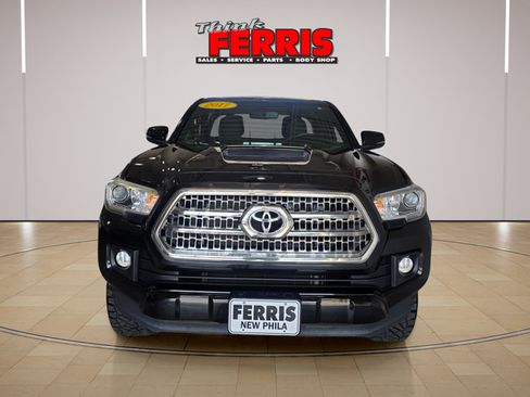 Used 2017 Toyota Tacoma TRD Sport w/ Tow Package (A/T) AWD/4WD image 8