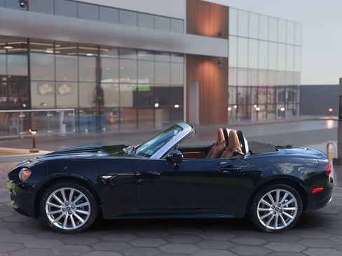 Used 2017 FIAT 124 Spider Lusso RWD image 8