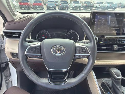 Used 2020 Toyota Highlander Platinum AWD/4WD image 16