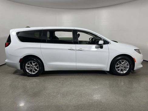 Used 2023 Chrysler Voyager LX FWD image 2